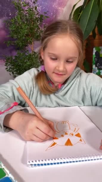 青春的艺术想象 童年的业余爱好 小男孩和小女孩用彩色铅笔创作绘画 在室内艺术用品 图画和室内室内室内植物中培养创造力 — 图库视频影像