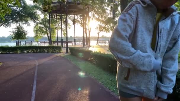 Wieloetniczna Młoda Kobieta Lubi Poranny Jogging Parku Publicznym Odczuwając Witalność — Wideo stockowe