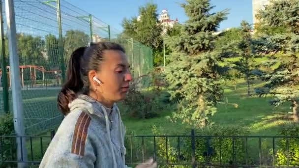 Eine Multiethnische Junge Frau Genießt Die Morgendliche Joggingroutine Einem Öffentlichen — Stockvideo