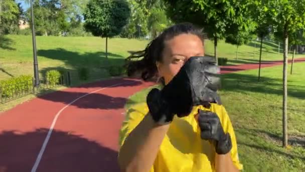 Фізичні Вправи Відкритій Фітнес Тренувальній Зоні Багатоетнічна Молода Доросла Жінка — стокове відео