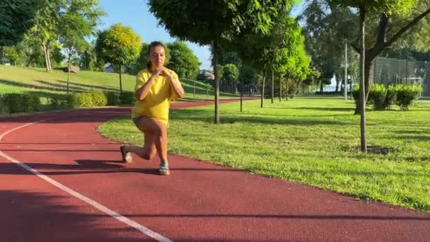 Fyzická Aktivita Cvičení Venkovním Fitness Tréninkovém Prostoru Multietnická Mladá Dospělá — Stock video