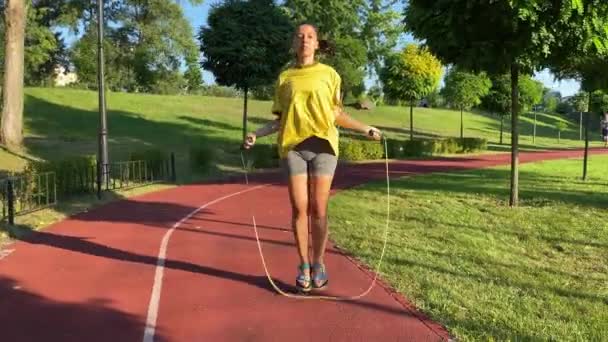 Lichaamsbeweging Outdoor Fitnesstraining Een Multi Etnische Jonge Volwassen Vrouw Traint — Stockvideo