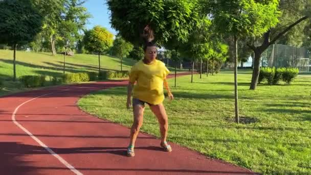 Ejercicio Actividad Física Zona Fitness Aire Libre Una Joven Adulta — Vídeo de stock
