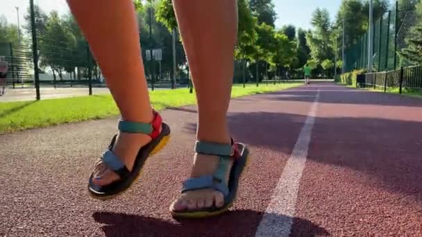 Estilo Vida Saudável Rotina Exercícios Close Pés Feminino Corredor Sapatos — Vídeo de Stock