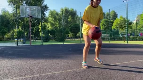 积极的生活方式 在公共健身领域进行个人篮球训练 年轻的多种族妇女在运动场上打篮球 阳光灿烂的日子里的户外活动 健康和幸福的概念 — 图库视频影像