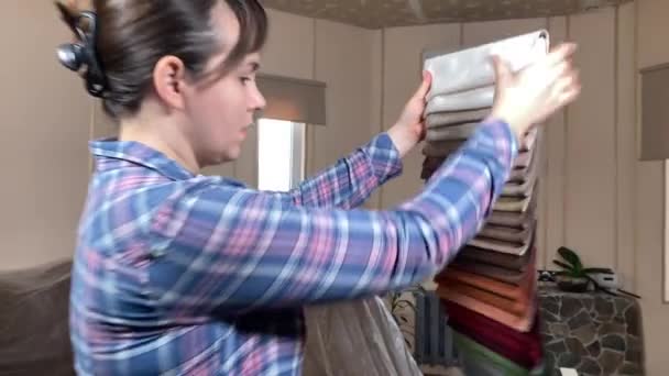 一位漂亮的妇女正在装修房屋 准备在室内建材的背景下进行整修 Diy概念 美女选择墙面彩绘调色板 — 图库视频影像