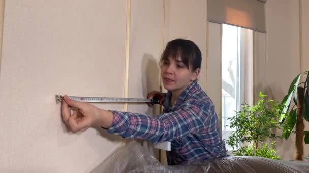 Piękna Młoda Kobieta Angażuje Się Poprawę Domu Planowanie Przygotowania Remontu — Wideo stockowe