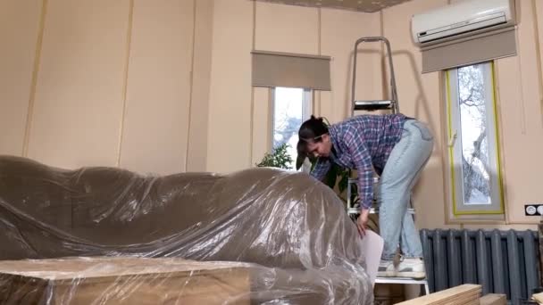 Egy Gyönyörű Fiatal Részt Vesz Házfelújítás Tervezés Előkészítése Felújítás Hátterében — Stock videók