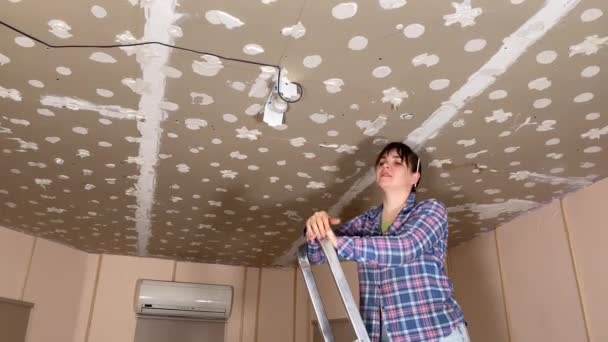 Uma Mulher Envolve Melhoria Casa Renovação Pano Fundo Reparação Teto — Vídeo de Stock