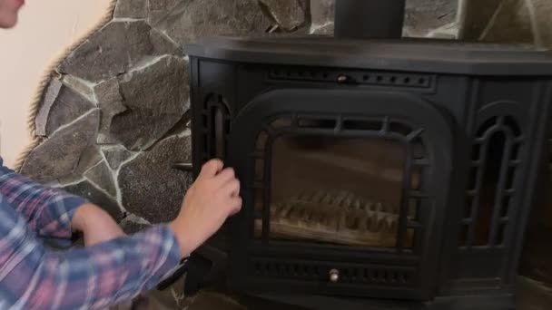 Молодая Женщина Чистит Камин Своем Доме Обеспечивая Опрятную Уютную Атмосферу — стоковое видео