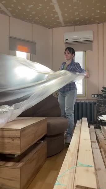 Kobieta Angażuje Się Poprawę Domu Planowanie Przygotowania Remontu Tle Materiałów — Wideo stockowe