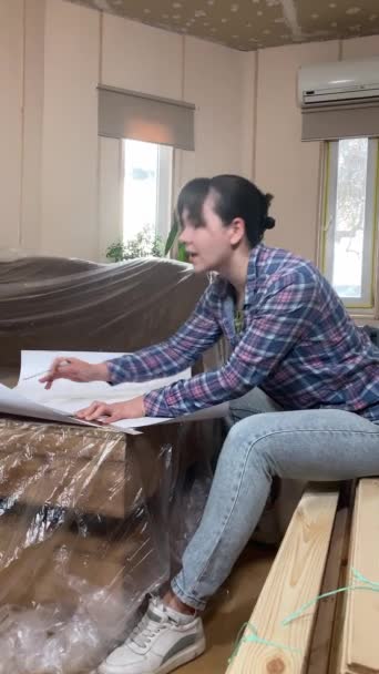 Μια Όμορφη Νεαρή Γυναίκα Ασχολείται Βελτίωση Του Σπιτιού Σχεδιάζοντας Την — Αρχείο Βίντεο