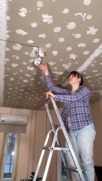 Evde Tadilat Yapan Bir Kadın Evin Arka Planında Tadilat Yapıyor — Stok video