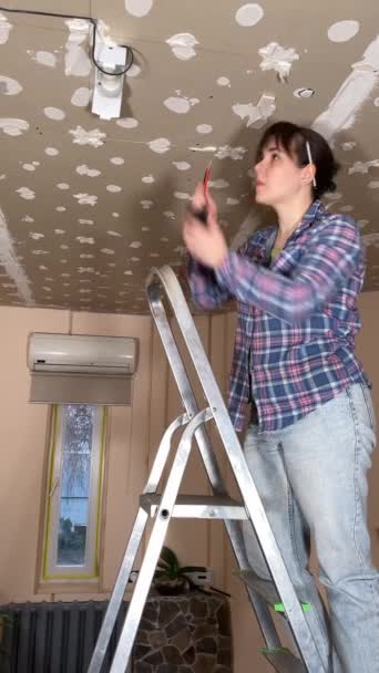 Женщина Занимается Благоустройством Дома Планирует Реконструкцию Фоне Строительных Материалов Помещении — стоковое видео