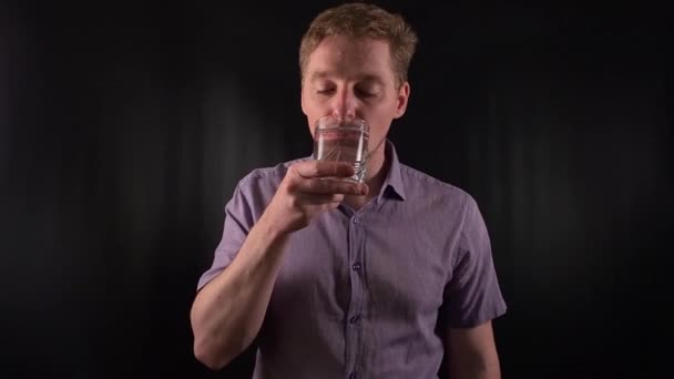 Portre Tarzı Genç Bir Adam Susuzluğunu Serin Suyla Gideriyor Canlı — Stok video