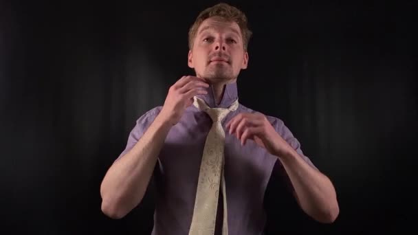 Dapper Retrato Jovem Elegante Ajustando Uma Gravata Branca Nítida Vestido — Vídeo de Stock