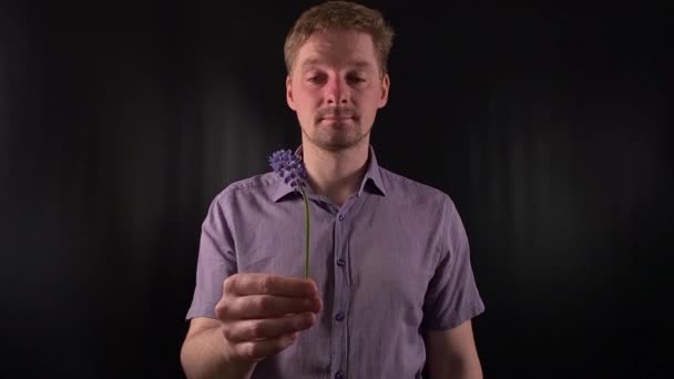 Jeune Homme Élégant Tient Une Fleur Délicate Inhalant Arôme Parfumé — Video