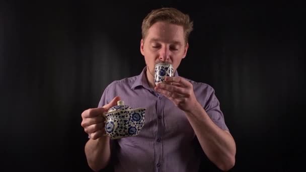 Potret Bergaya Seorang Pemuda Trendi Meminum Minuman Panas Mengenakan Kemeja — Stok Video