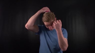 Gösterişli bir genç adam renkli bir parti şapkası takıyor, parlak gülüşü ve neşeli tavırları kutlama ruhunu en az siyah arkaplanda yakalıyor. Bulaşıcı bir yaşam sevinci ve kaygısız coşku.