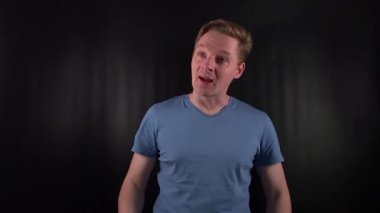 İfade dolu yüzü, saf insan duygularının kaleydoskopuyla kusursuz bir şekilde değişiyor. Etkileyici aralığı ve özgünlüğü, her güçlü, ilişkilendirilebilir betimlemeyle derinden ilişkili.