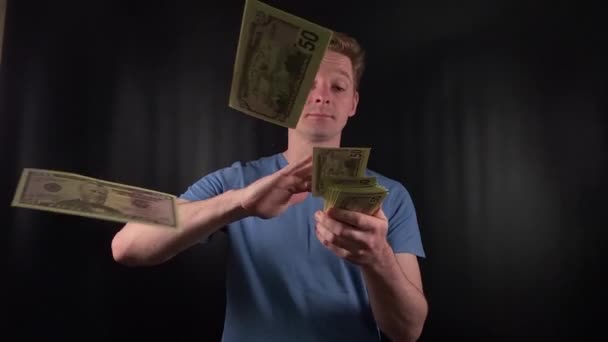 Ein Schneidiger Junger Mann Zählt Begeistert Einen Stapel Dollarscheine Der — Stockvideo