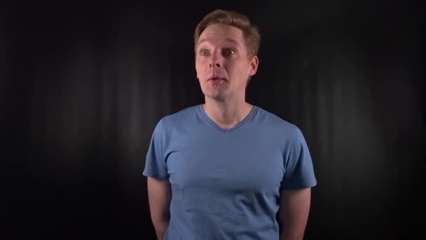 Hans Udtryksfulde Ansigt Bevæger Sig Problemfrit Gennem Kalejdoskop Menneskelige Følelser – Stock-video