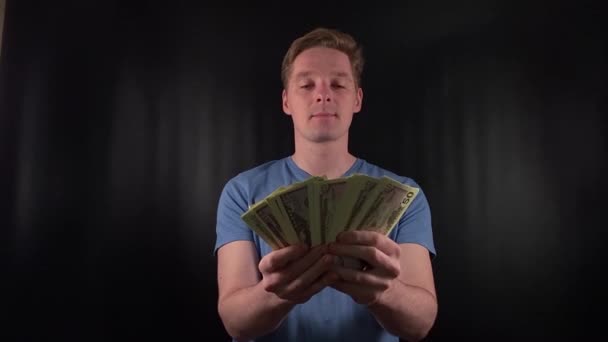 Ein Schneidiger Junger Mann Zählt Begeistert Einen Stapel Dollarscheine Der — Stockvideo