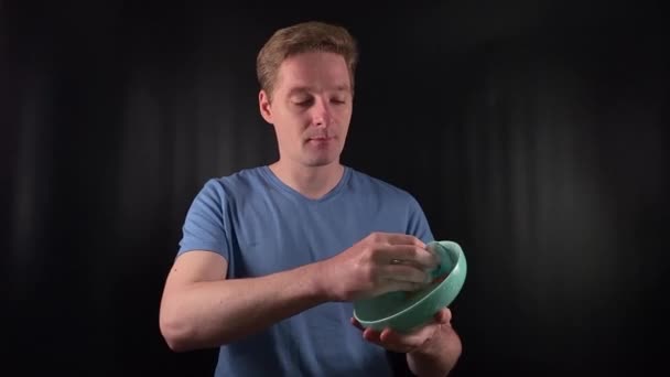 Portrait Beau Jeune Homme Blanc Lavant Vaisselle Frottant Des Assiettes — Video