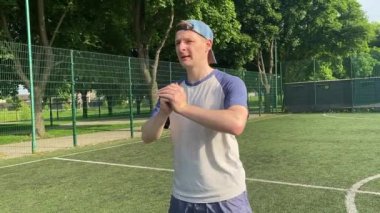 Spor giyim sektöründe genç bir adam sabah spor sahasında spor aleti kullanarak spor yapıyor. Forma olan bağlılığı odaklanma ve enerjiyle eğitim rutinini gerçekleştiriyor.