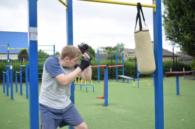 Kendini spora adamış genç bir sporcu, sıkı çalışır, vücudunu hazırlamak için dışarıda spor aletleri eğitimi alır. Rekabet için sahaya veya sahaya çıkmadan önce güç ve dayanıklılık kazanır.