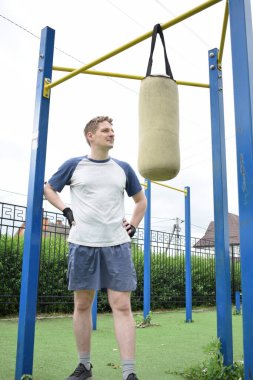 Kendini spora adamış genç bir sporcu, sıkı çalışır, vücudunu hazırlamak için dışarıda spor aletleri eğitimi alır. Rekabet için sahaya veya sahaya çıkmadan önce güç ve dayanıklılık kazanır.