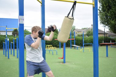 Kendini spora adamış genç bir sporcu, sıkı çalışır, vücudunu hazırlamak için dışarıda spor aletleri eğitimi alır. Rekabet için sahaya veya sahaya çıkmadan önce güç ve dayanıklılık kazanır.