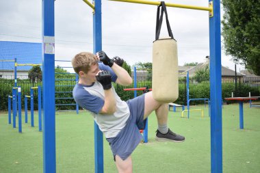 Kendini spora adamış genç bir sporcu, sıkı çalışır, vücudunu hazırlamak için dışarıda spor aletleri eğitimi alır. Rekabet için sahaya veya sahaya çıkmadan önce güç ve dayanıklılık kazanır.