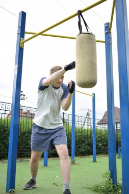 Kendini spora adamış genç bir sporcu, sıkı çalışır, vücudunu hazırlamak için dışarıda spor aletleri eğitimi alır. Rekabet için sahaya veya sahaya çıkmadan önce güç ve dayanıklılık kazanır.
