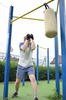 Kendini spora adamış genç bir sporcu, sıkı çalışır, vücudunu hazırlamak için dışarıda spor aletleri eğitimi alır. Rekabet için sahaya veya sahaya çıkmadan önce güç ve dayanıklılık kazanır.