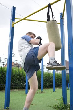 Kendini spora adamış genç bir sporcu, sıkı çalışır, vücudunu hazırlamak için dışarıda spor aletleri eğitimi alır. Rekabet için sahaya veya sahaya çıkmadan önce güç ve dayanıklılık kazanır.