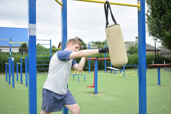 Kendini spora adamış genç bir sporcu, sıkı çalışır, vücudunu hazırlamak için dışarıda spor aletleri eğitimi alır. Rekabet için sahaya veya sahaya çıkmadan önce güç ve dayanıklılık kazanır.