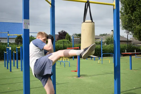 Kendini spora adamış genç bir sporcu, sıkı çalışır, vücudunu hazırlamak için dışarıda spor aletleri eğitimi alır. Rekabet için sahaya veya sahaya çıkmadan önce güç ve dayanıklılık kazanır.