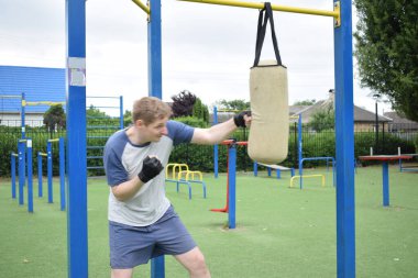 Kendini spora adamış genç bir sporcu, sıkı çalışır, vücudunu hazırlamak için dışarıda spor aletleri eğitimi alır. Rekabet için sahaya veya sahaya çıkmadan önce güç ve dayanıklılık kazanır.