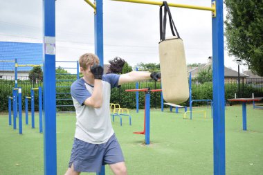 Kendini spora adamış genç bir sporcu, sıkı çalışır, vücudunu hazırlamak için dışarıda spor aletleri eğitimi alır. Rekabet için sahaya veya sahaya çıkmadan önce güç ve dayanıklılık kazanır.