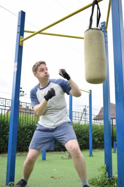 Kendini spora adamış genç bir sporcu, sıkı çalışır, vücudunu hazırlamak için dışarıda spor aletleri eğitimi alır. Rekabet için sahaya veya sahaya çıkmadan önce güç ve dayanıklılık kazanır.