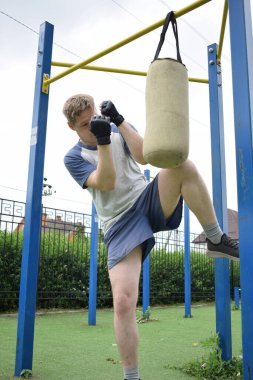 Kendini spora adamış genç bir sporcu, sıkı çalışır, vücudunu hazırlamak için dışarıda spor aletleri eğitimi alır. Rekabet için sahaya veya sahaya çıkmadan önce güç ve dayanıklılık kazanır.