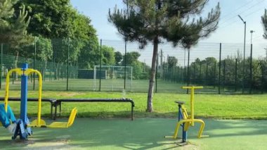 Kendini işine adamış genç bir bayan sporcu, vücudunu hazırlamak için spor aletleri üzerine yoğun bir eğitim alıyor. Rekabet için sahaya çıkmadan önce güç ve dayanıklılık kazanıyor.