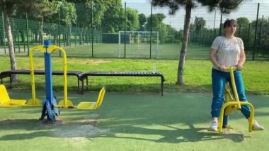 Kendini işine adamış genç bir bayan sporcu, vücudunu hazırlamak için spor aletleri üzerine yoğun bir eğitim alıyor. Rekabet için sahaya çıkmadan önce güç ve dayanıklılık kazanıyor.