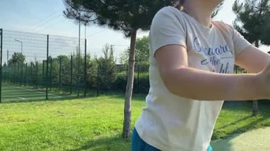 Kendini işine adamış genç bir bayan sporcu, vücudunu hazırlamak için spor aletleri üzerine yoğun bir eğitim alıyor. Rekabet için sahaya çıkmadan önce güç ve dayanıklılık kazanıyor.