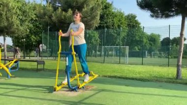 Kendini işine adamış genç bir bayan sporcu, vücudunu hazırlamak için spor aletleri üzerine yoğun bir eğitim alıyor. Rekabet için sahaya çıkmadan önce güç ve dayanıklılık kazanıyor.