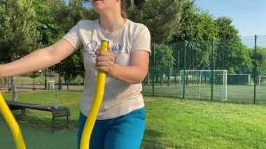 Kendini işine adamış genç bir bayan sporcu, vücudunu hazırlamak için spor aletleri üzerine yoğun bir eğitim alıyor. Rekabet için sahaya çıkmadan önce güç ve dayanıklılık kazanıyor.