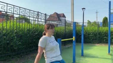 Kendini işine adamış genç bir bayan sporcu, vücudunu hazırlamak için spor aletleri üzerine yoğun bir eğitim alıyor. Rekabet için sahaya çıkmadan önce güç ve dayanıklılık kazanıyor.