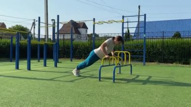 Kendini işine adamış genç bir bayan sporcu, vücudunu hazırlamak için spor aletleri üzerine yoğun bir eğitim alıyor. Rekabet için sahaya çıkmadan önce güç ve dayanıklılık kazanıyor.