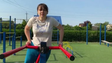 Kendini işine adamış genç bir bayan sporcu, vücudunu hazırlamak için spor aletleri üzerine yoğun bir eğitim alıyor. Rekabet için sahaya çıkmadan önce güç ve dayanıklılık kazanıyor.